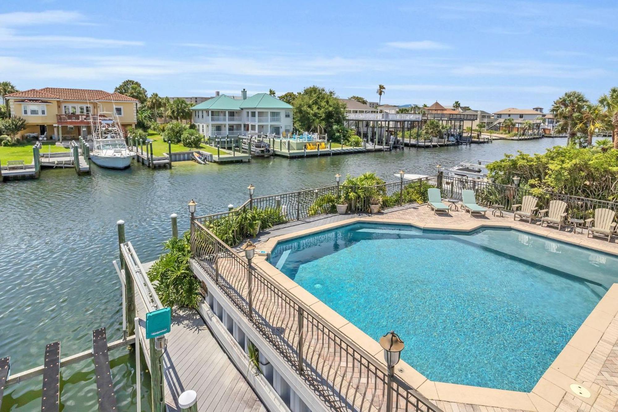 Waterfront Dream House Pool Golf Cart & Dock Holiday home
