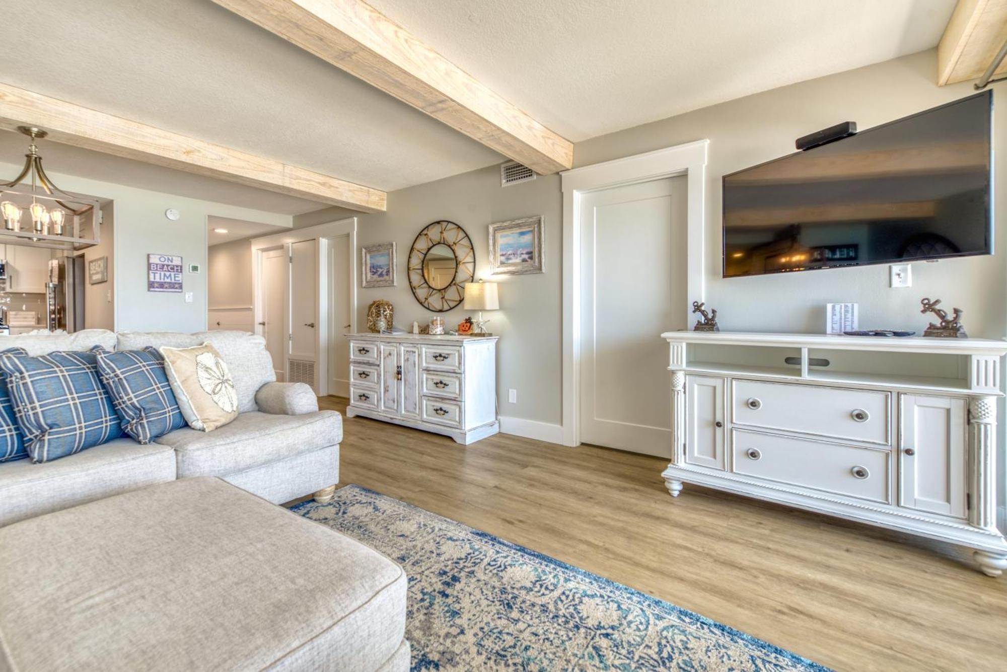 House C301 - Beachfront With Pool, Wifi, & Service Apartment