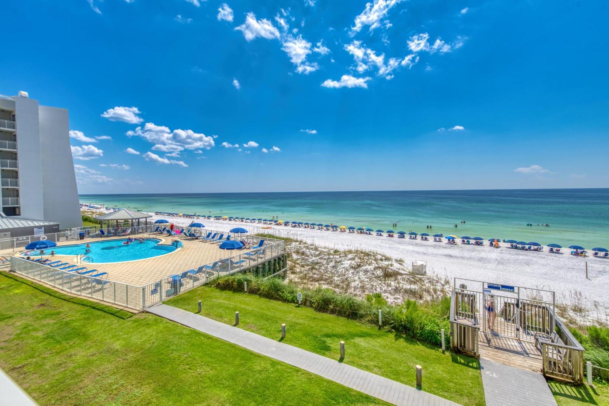 House C301 - Beachfront With Pool, Wifi, & Service Apartment