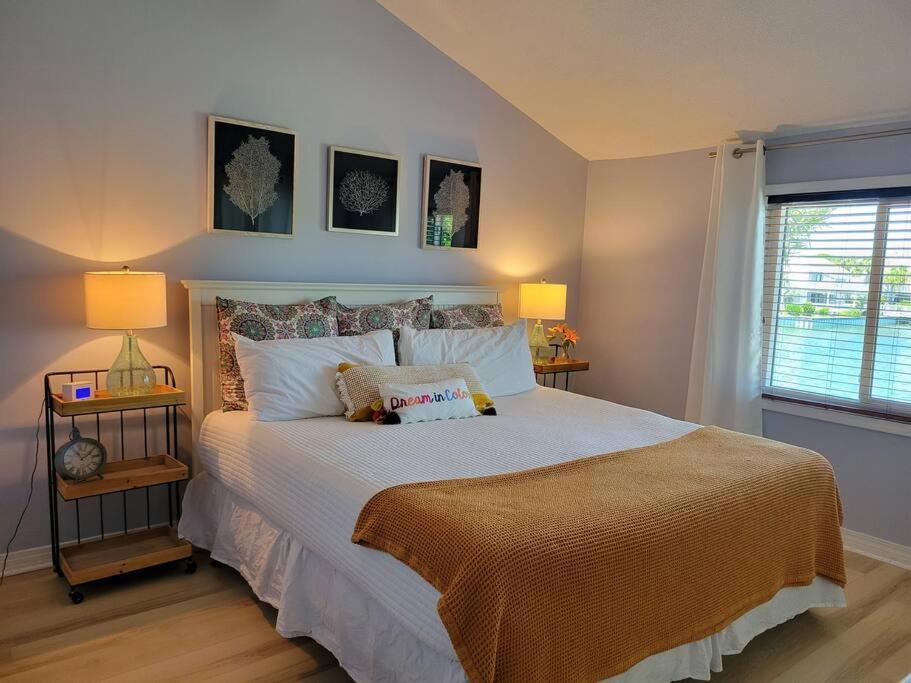 Holiday home Charming Townhome Shoreline Towers Short Walk To The And Pool *
