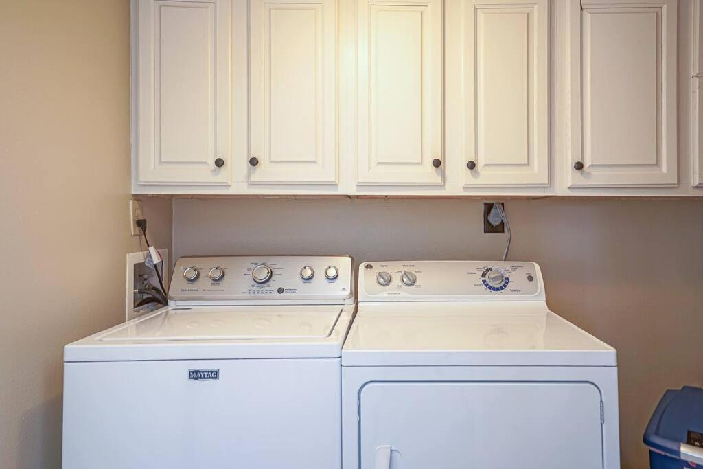 Holiday home Charming Townhome Shoreline Towers Short Walk To The And Pool *