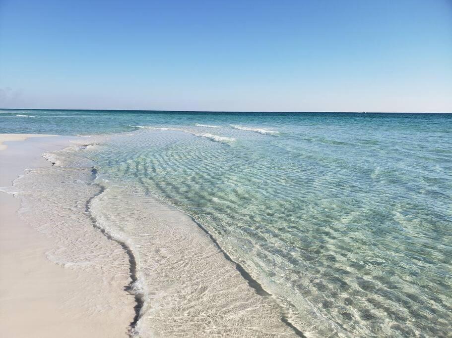 Holiday home Charming Townhome Shoreline Towers Short Walk To The And Pool Destin