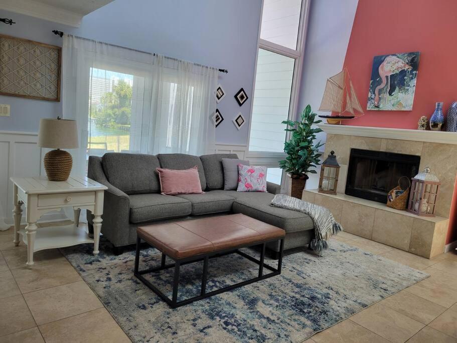 Charming Townhome Shoreline Towers Short Walk To The And Pool Holiday home