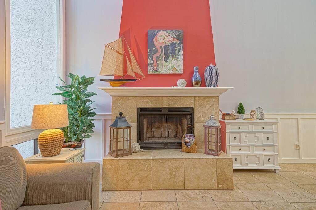 Holiday home Charming Townhome Shoreline Towers Short Walk To The And Pool Destin