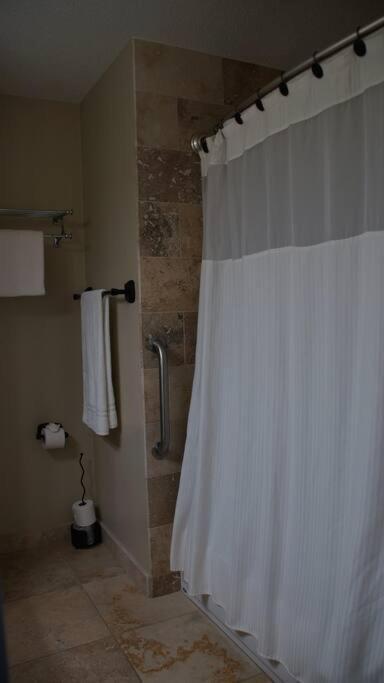 Holiday home Charming Townhome Shoreline Towers Short Walk To The And Pool *