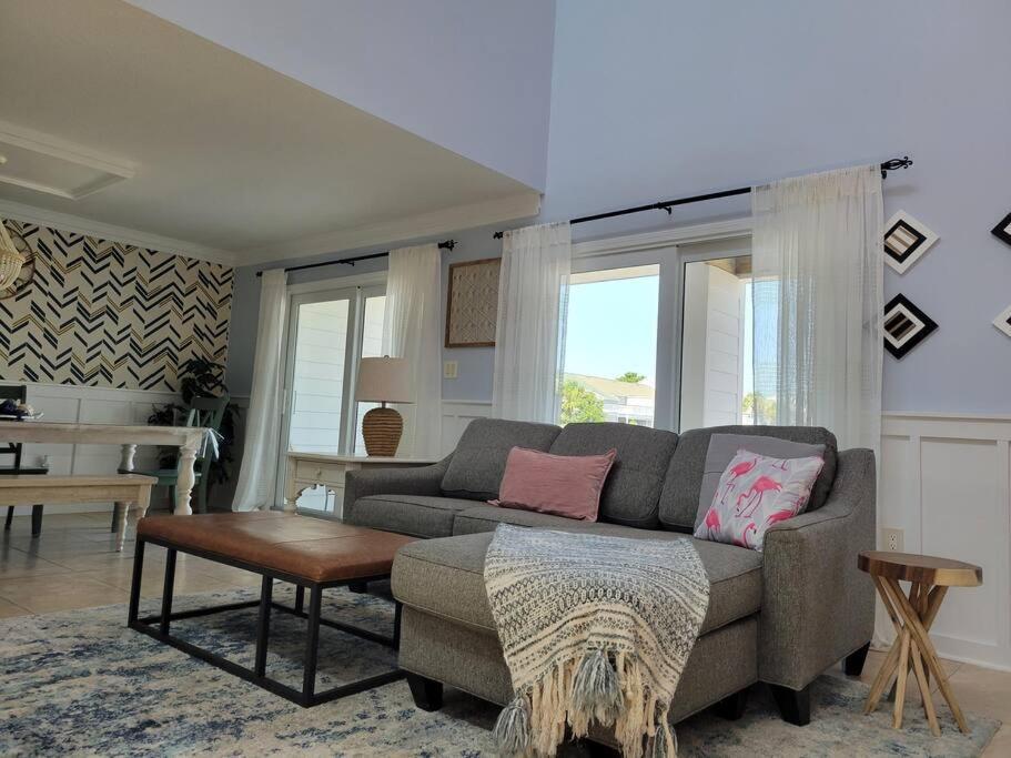 Charming Townhome Shoreline Towers Short Walk To The And Pool *
