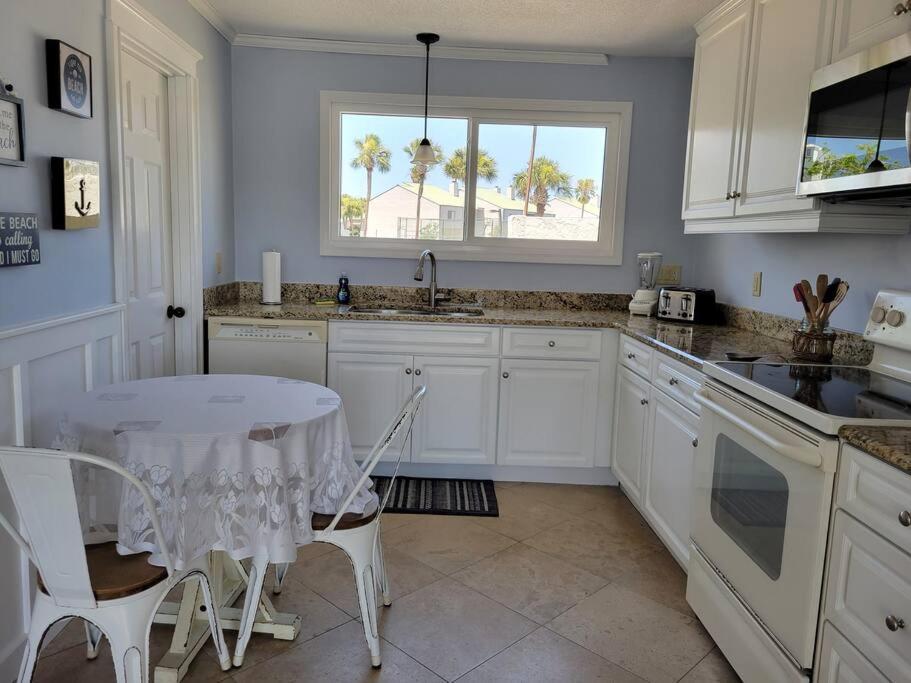 Charming Townhome Shoreline Towers Short Walk To The And Pool *