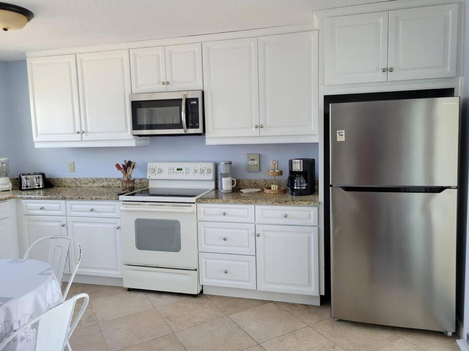 Holiday home Charming Townhome Shoreline Towers Short Walk To The And Pool Destin