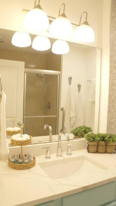 Holiday home Charming Townhome Shoreline Towers Short Walk To The And Pool