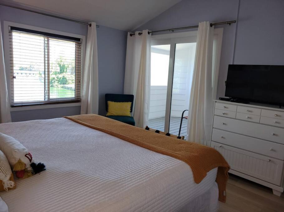Holiday home Charming Townhome Shoreline Towers Short Walk To The And Pool Destin