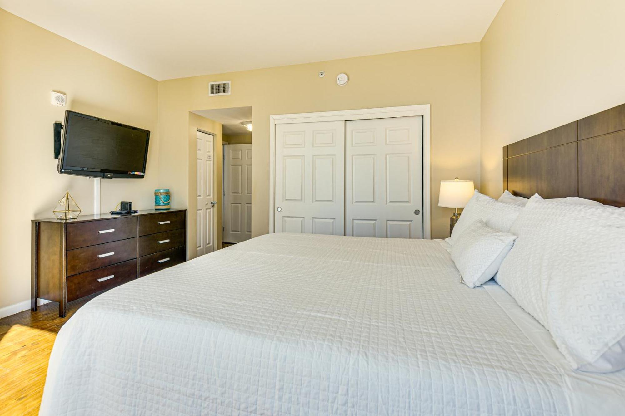 Walk To Beaches In Destin! Apartment