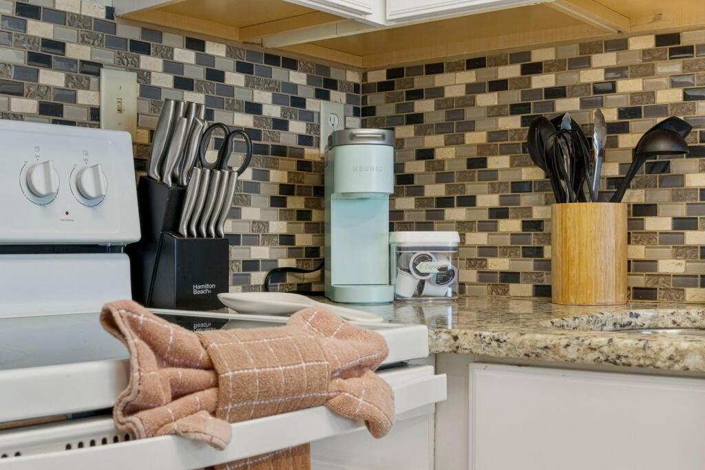 Snowbird Rate! Heated Pool, Steps To Private Holiday home *