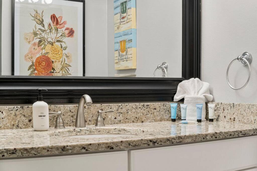 Snowbird Rate! Heated Pool, Steps To Private Holiday home