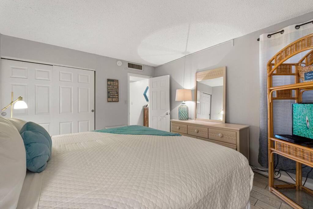 Snowbird Rate! Heated Pool, Steps To Private Holiday home *