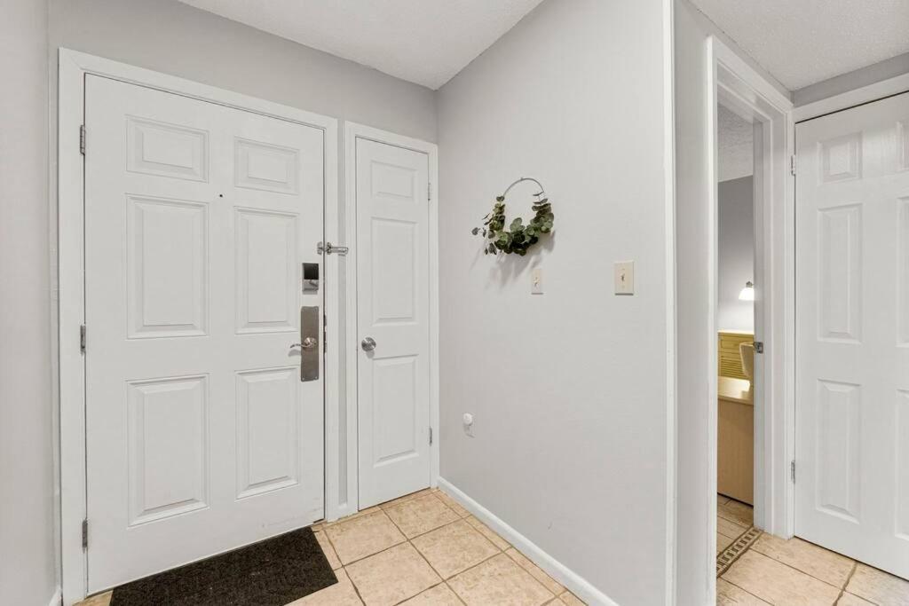 Snowbird Rate! Heated Pool, Steps To Private Holiday home