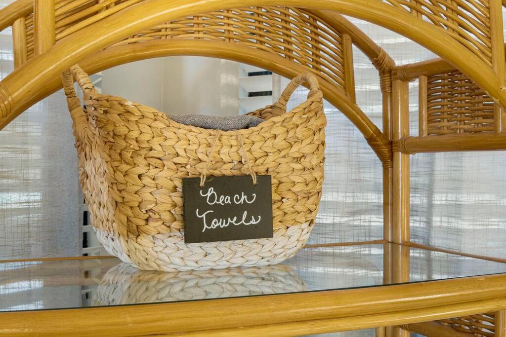 Holiday home Snowbird Rate! Heated Pool, Steps To Private
