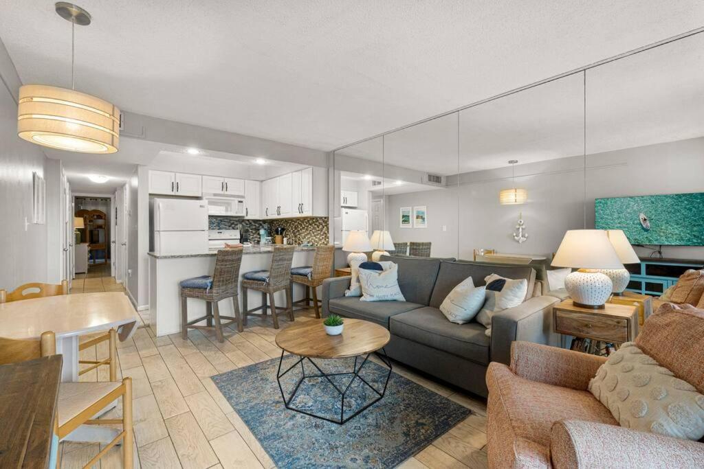 Snowbird Rate! Heated Pool, Steps To Private