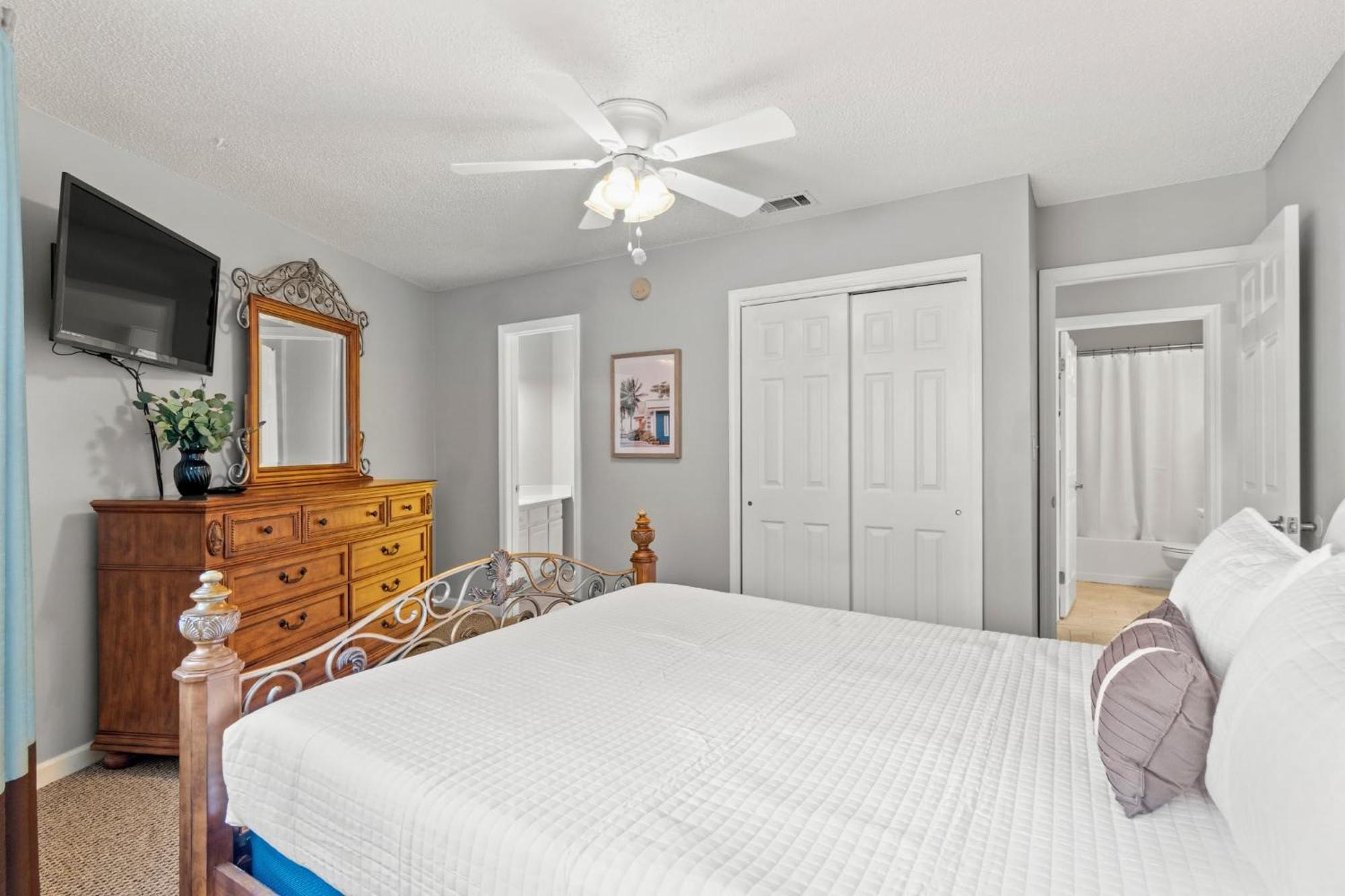 Outdoor Pool Private Patio Pet Friendly Holiday home