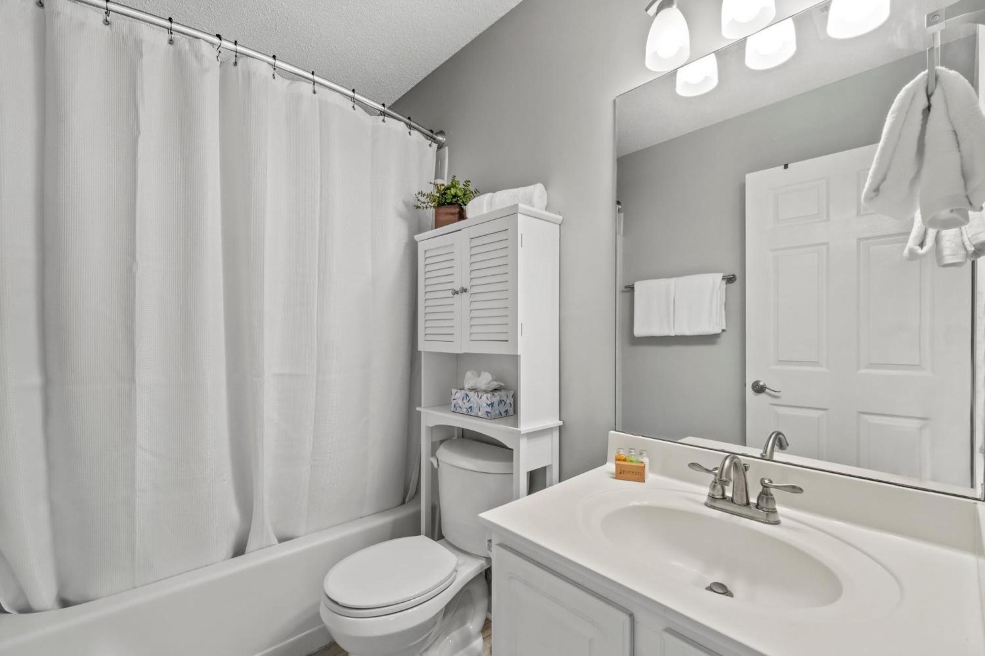 Outdoor Pool Private Patio Pet Friendly Holiday home *