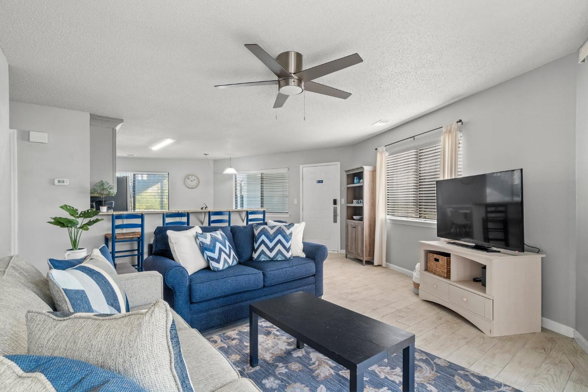 Outdoor Pool Private Patio Pet Friendly Holiday home