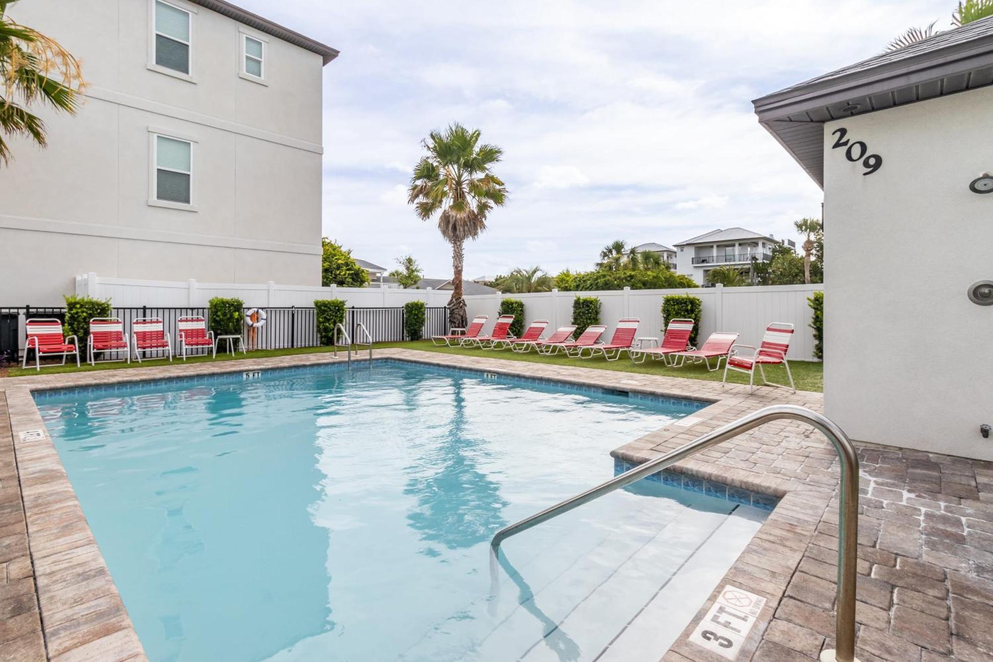 Holiday home Sungazer Chateau By Avantstay Short Walk To The Pool Access Destin