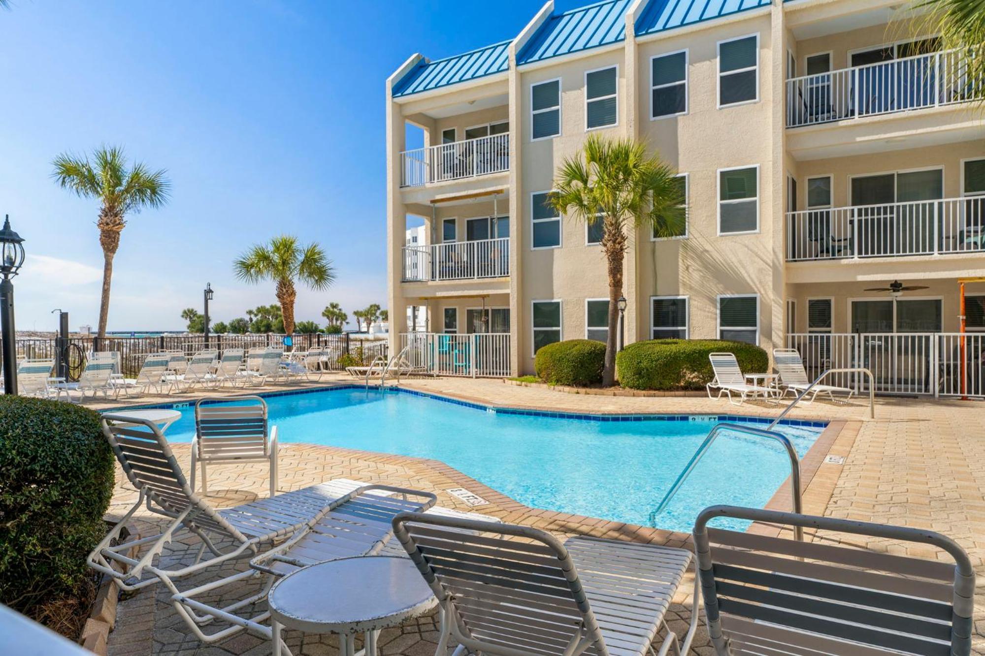 Apartment 102 Poolside *