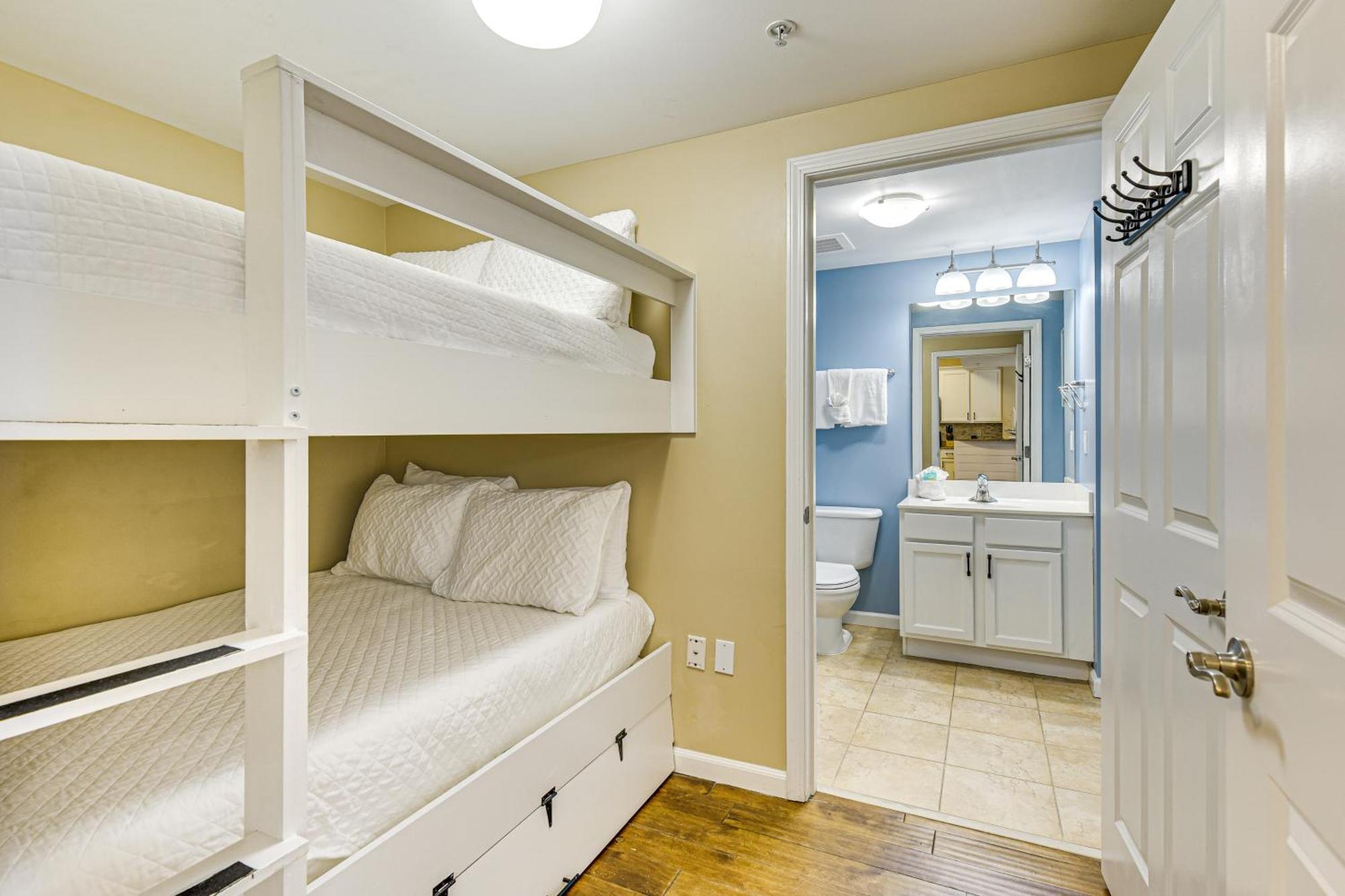 Walk To Beaches In Destin! Apartment
