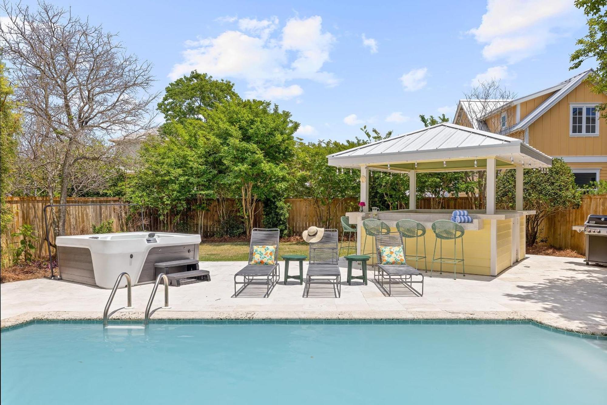 Woodward Way Luxe Near W Pool Hot Tub Stocked Kitchen Holiday home *