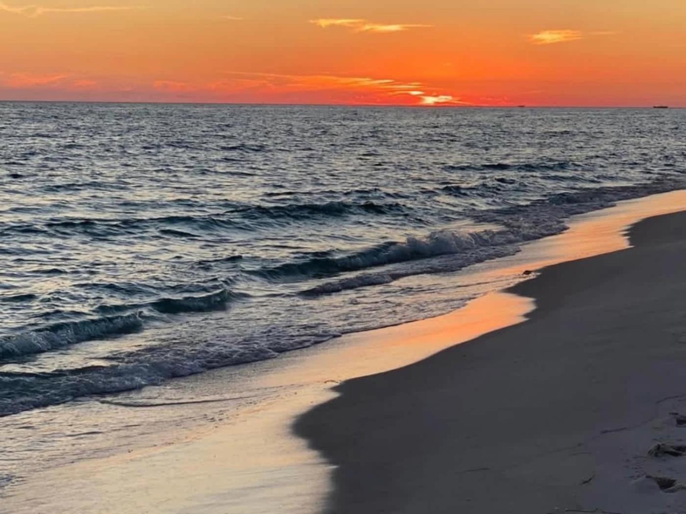 5 Star 11th Fl Stunning Sunrise 2br 2ba King Suite,pools ,shuttle Or Walk To * Destin
