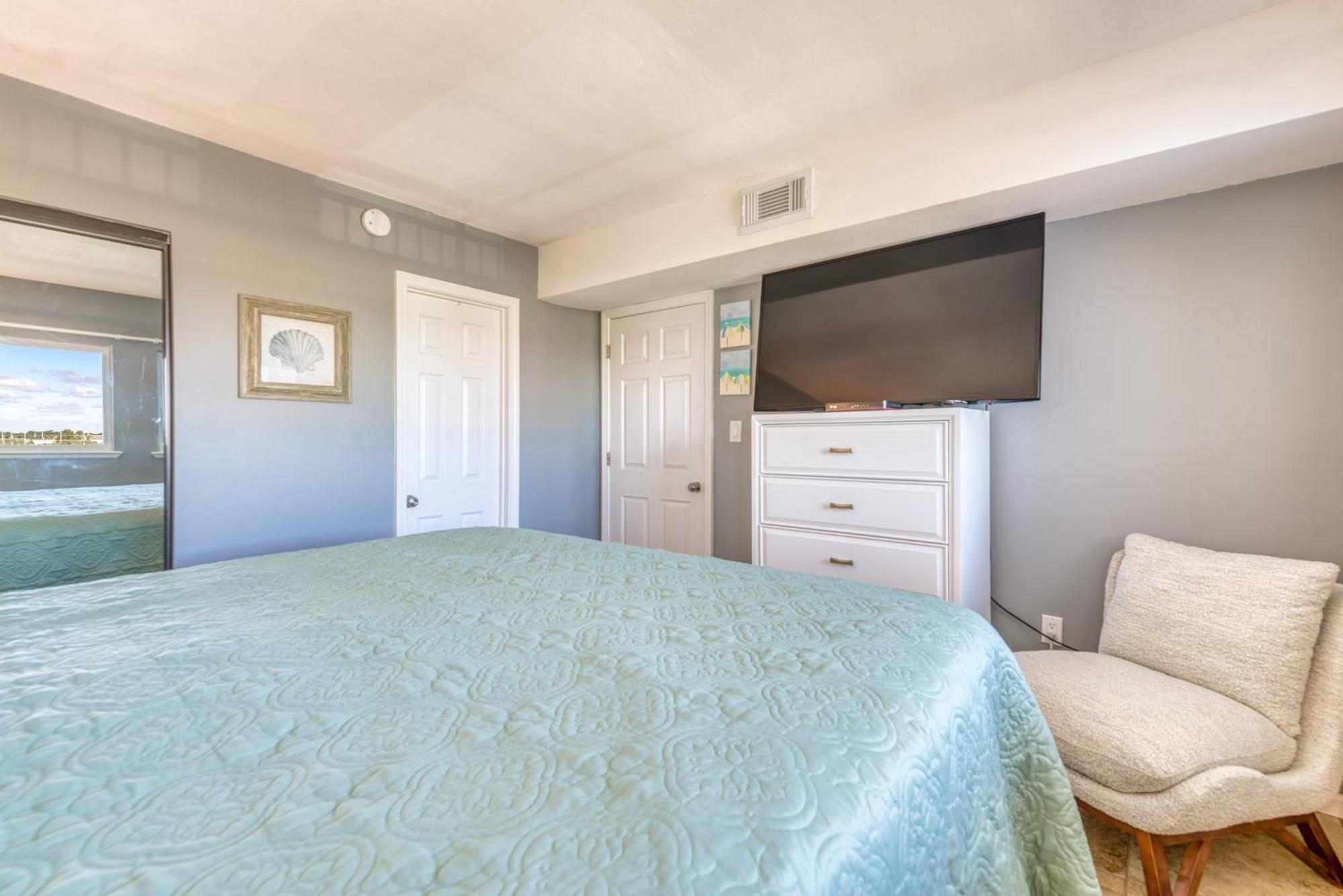 Apartment House B504 - Beachfront With Pool, Wifi, & Service *