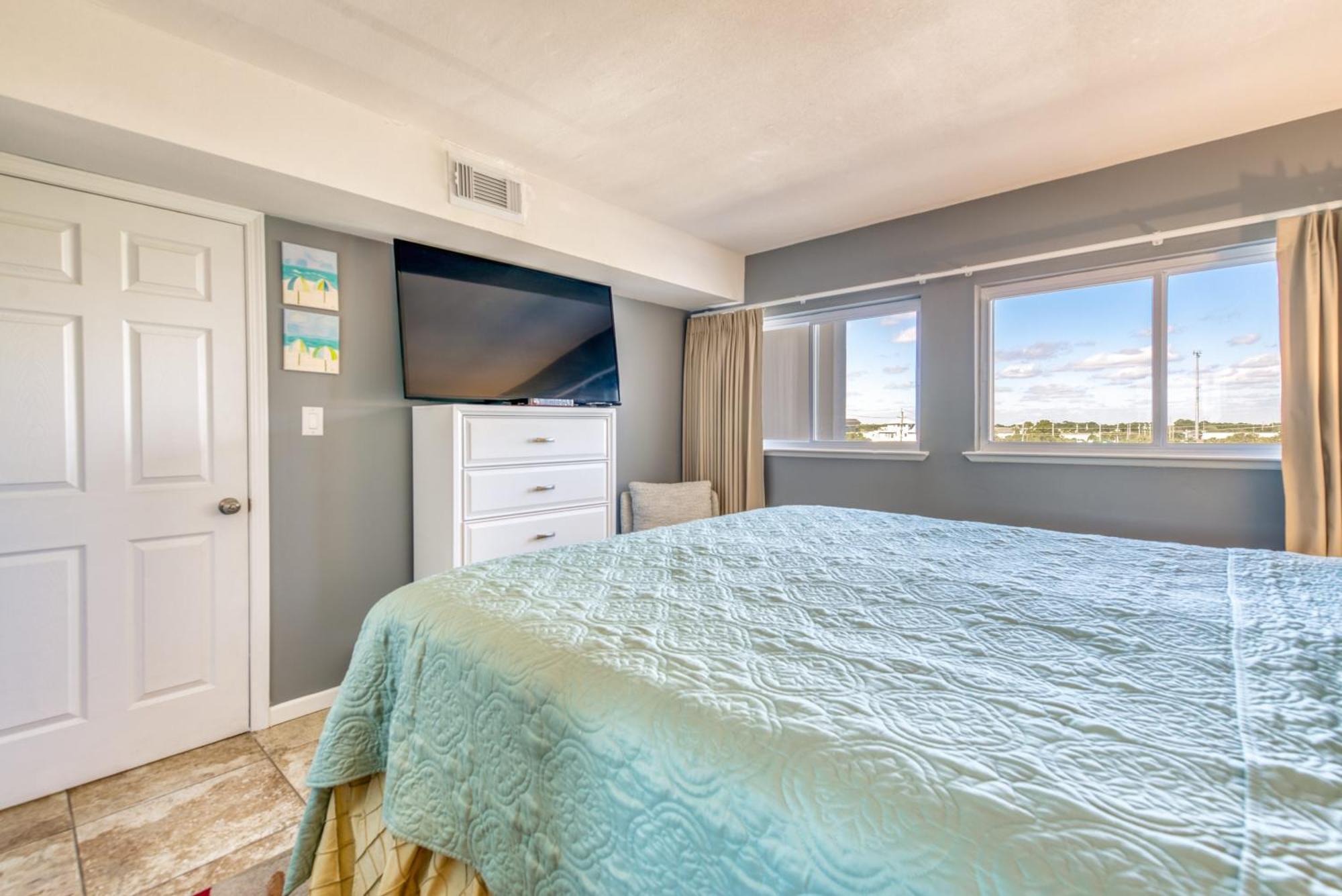 House B504 - Beachfront With Pool, Wifi, & Service Apartment Destin