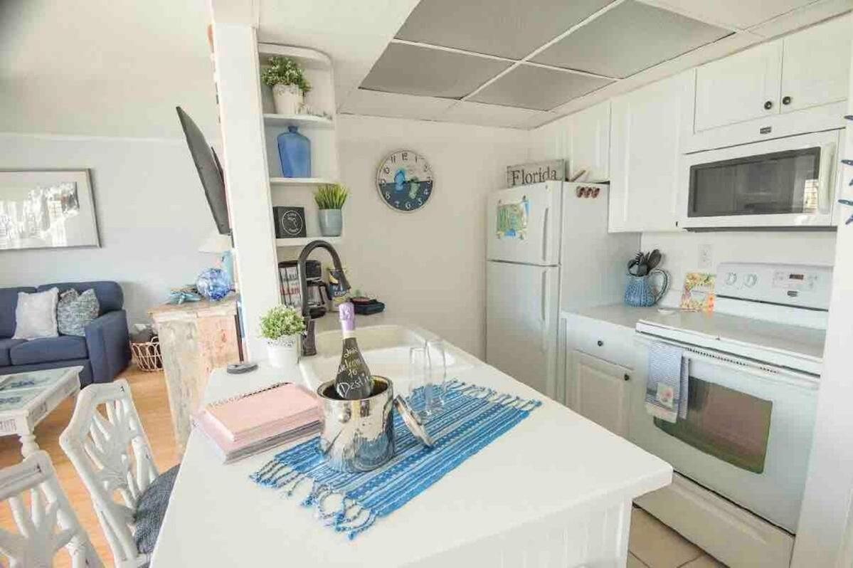 Nobles Nest In Apartment *