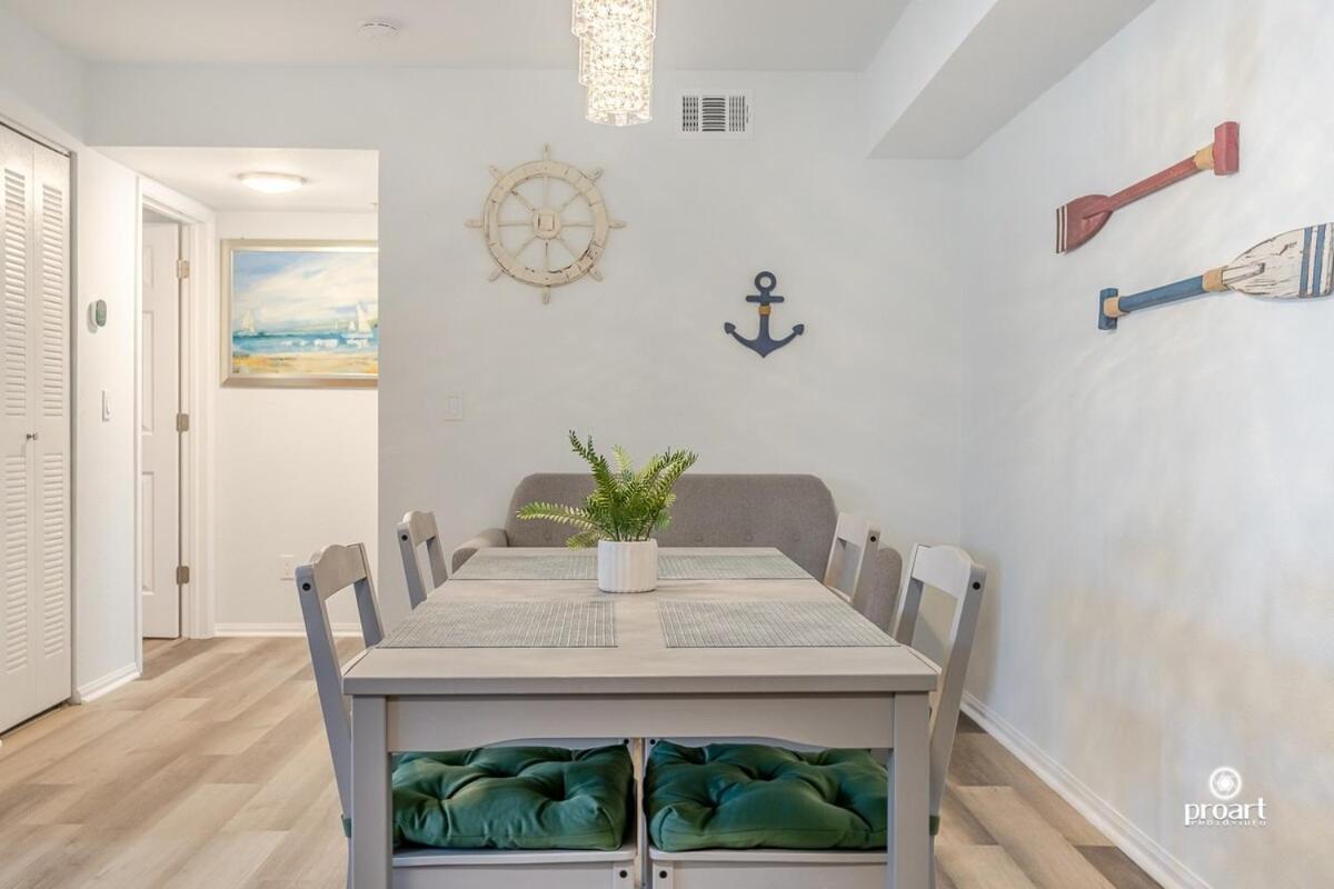 Cozy Under The Palms Apartment