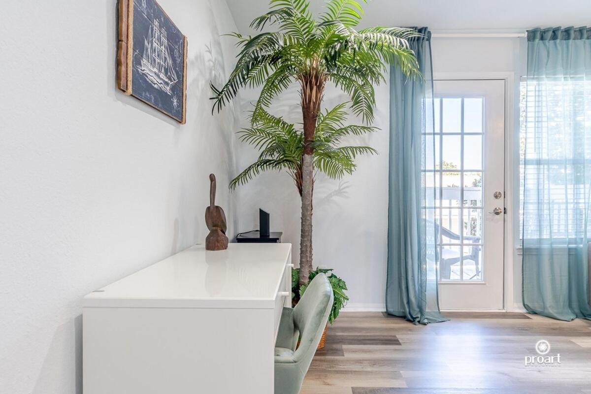 Cozy Under The Palms *
