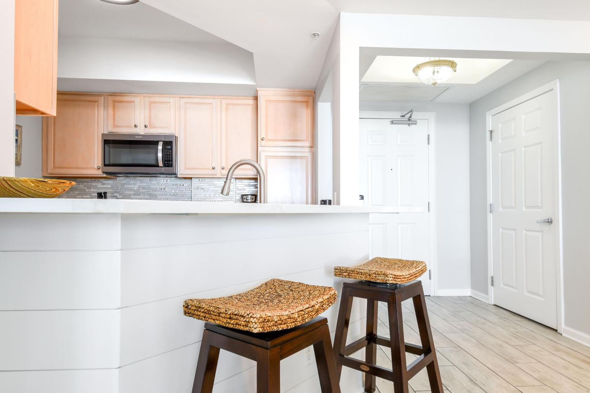 Silver Towers E1405 Apartment