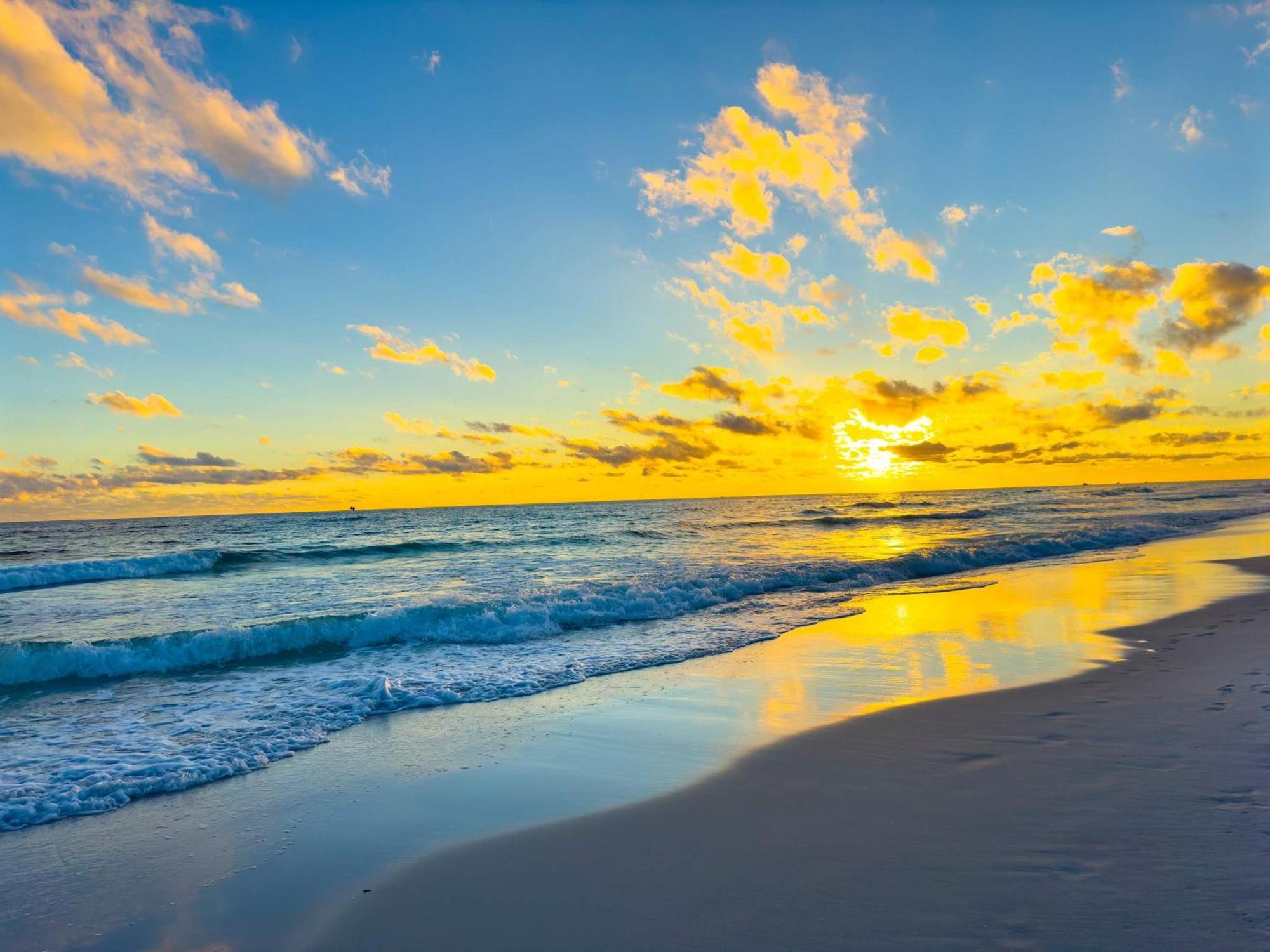 Beachside Bliss Upscale Townhome Steps To Holiday home Destin