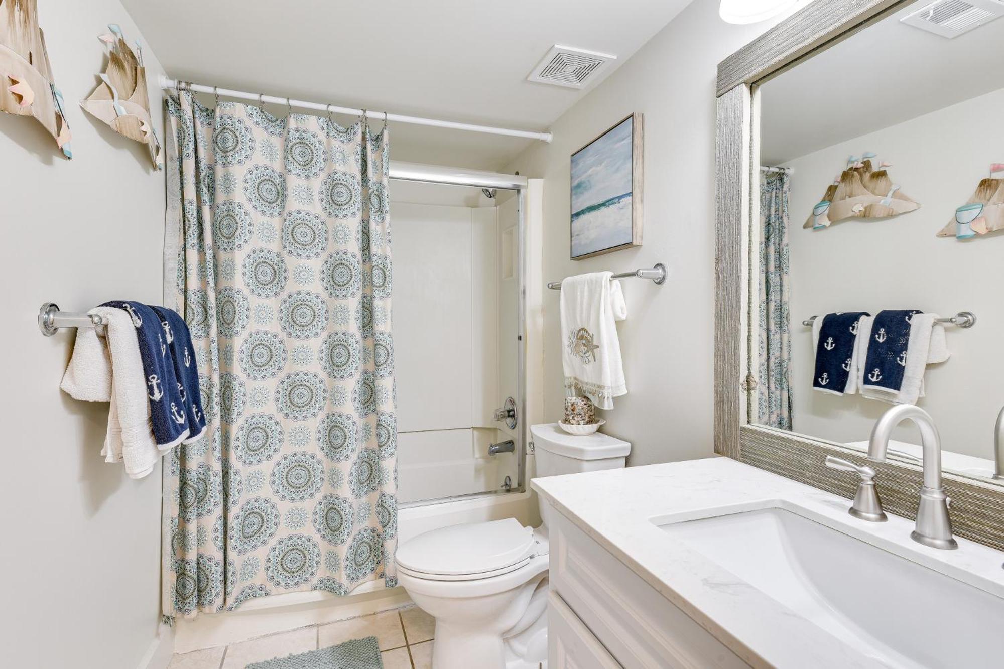 Miramar With Pool Access Walk To Beach! *