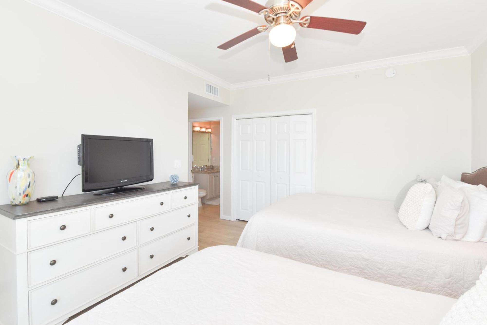 Silver Towers E1406 Apartment