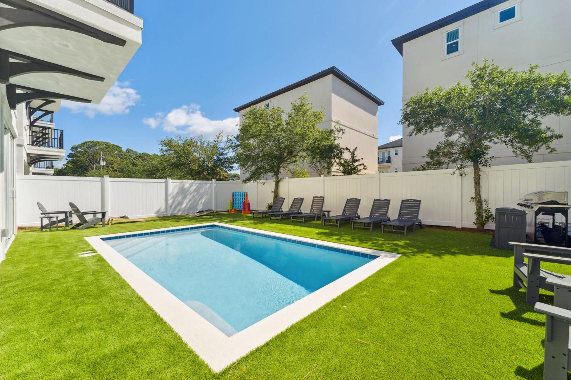 Sandgarden With Pool And Game