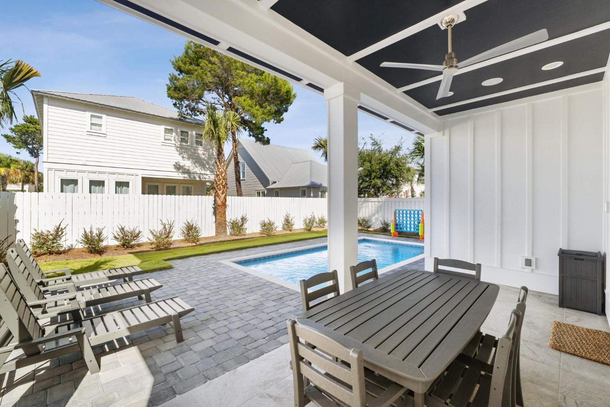 Shark Tales With Pool And Gated Neighborhood *