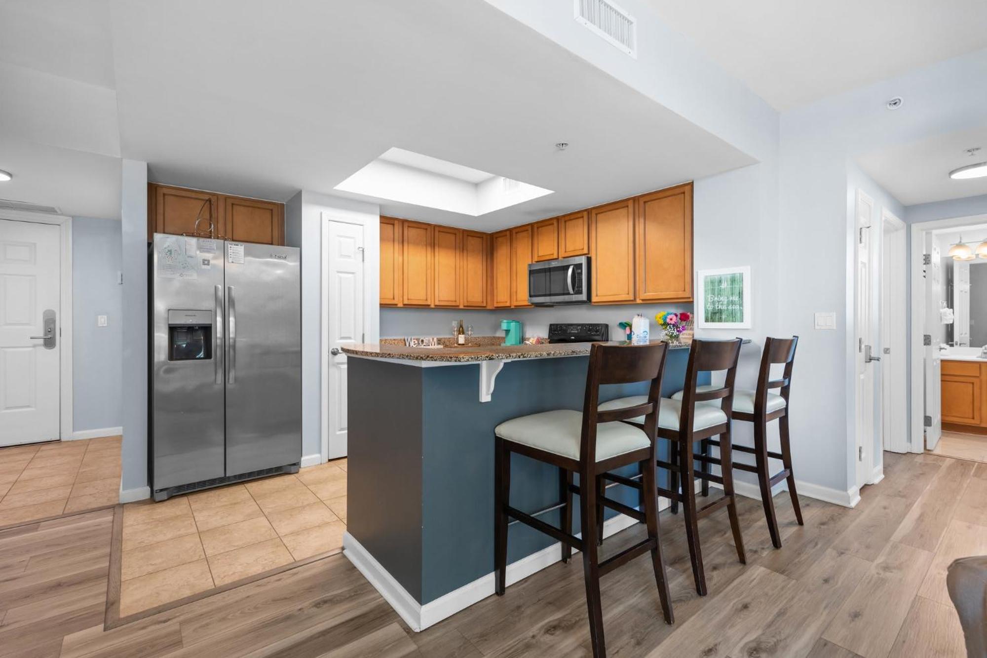 Palms 2 Bedroom King Poolside Shuttle Holiday home Destin