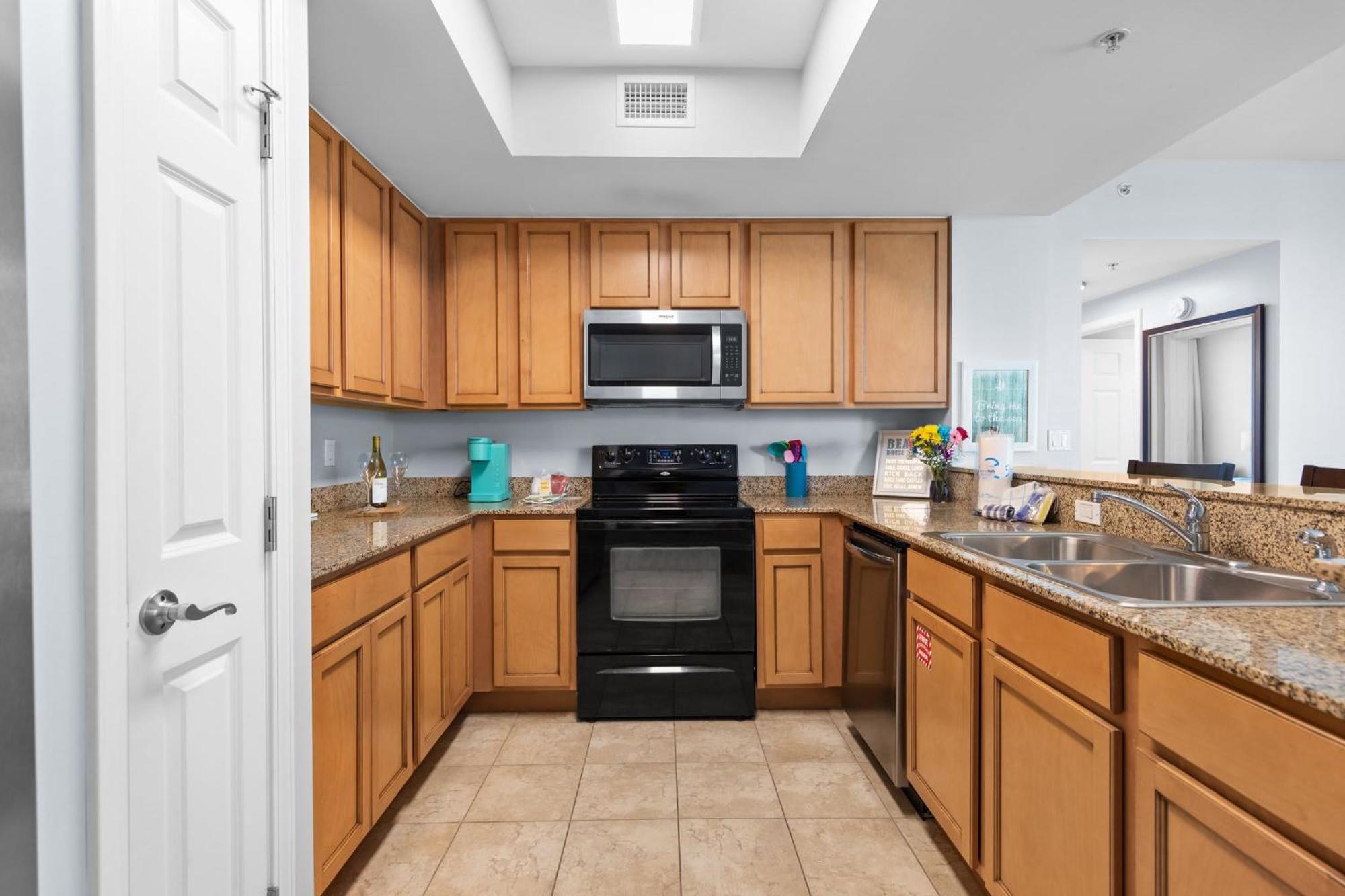 Palms 2 Bedroom King Poolside Shuttle Holiday home Destin