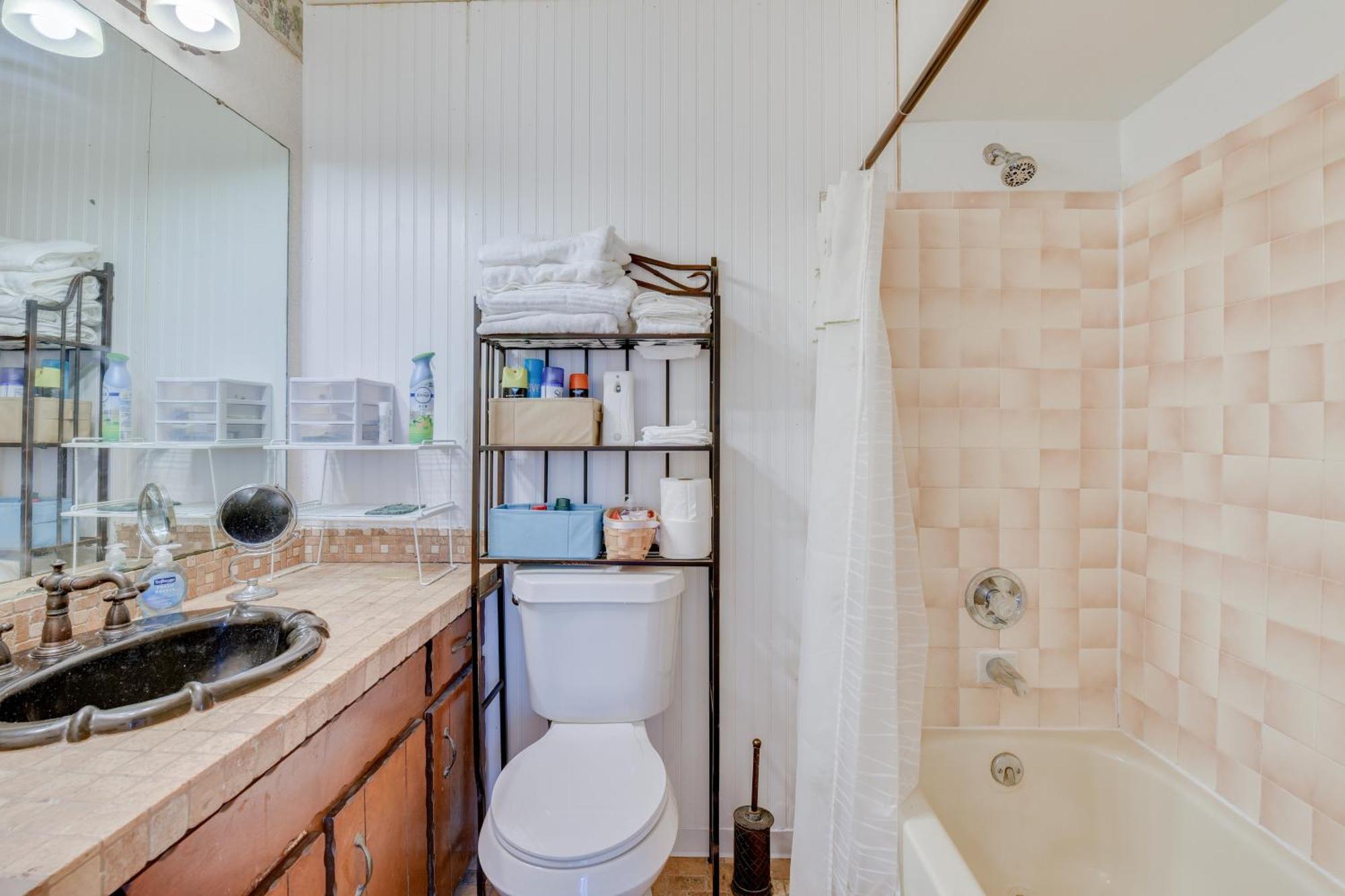 Pet-friendly Freeport - 2 Mi To Beach! *