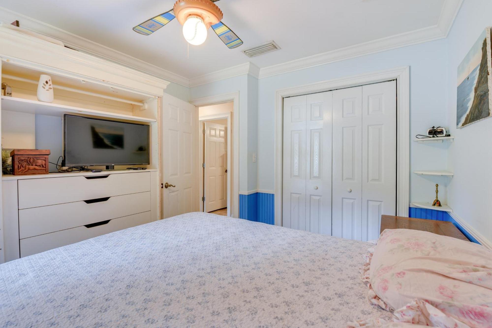 Pet-friendly Freeport - 2 Mi To Beach! *