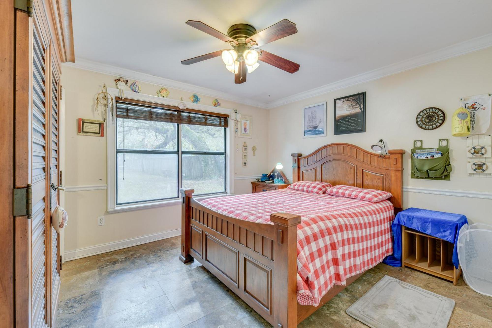 Pet-friendly Freeport - 2 Mi To Beach!