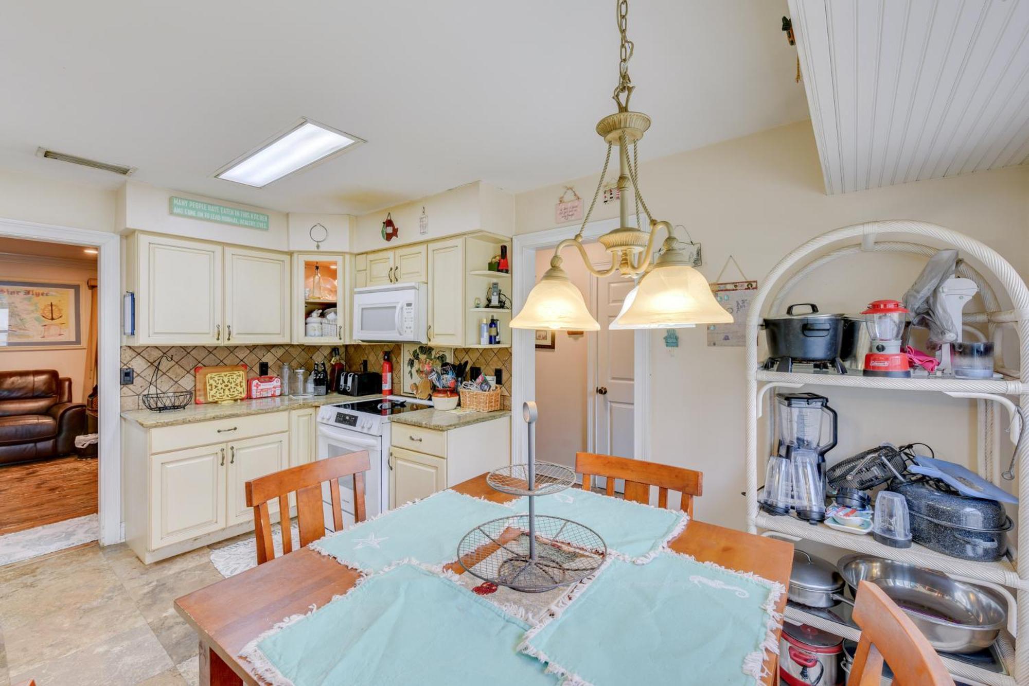 Pet-friendly Freeport - 2 Mi To Beach! *