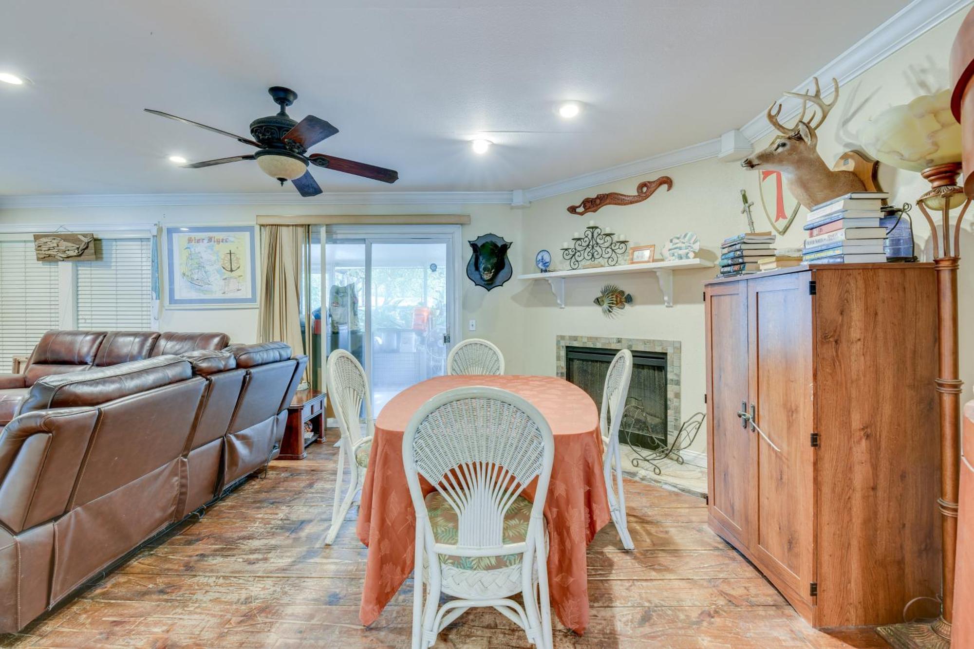 Pet-friendly Freeport - 2 Mi To Beach! Holiday home
