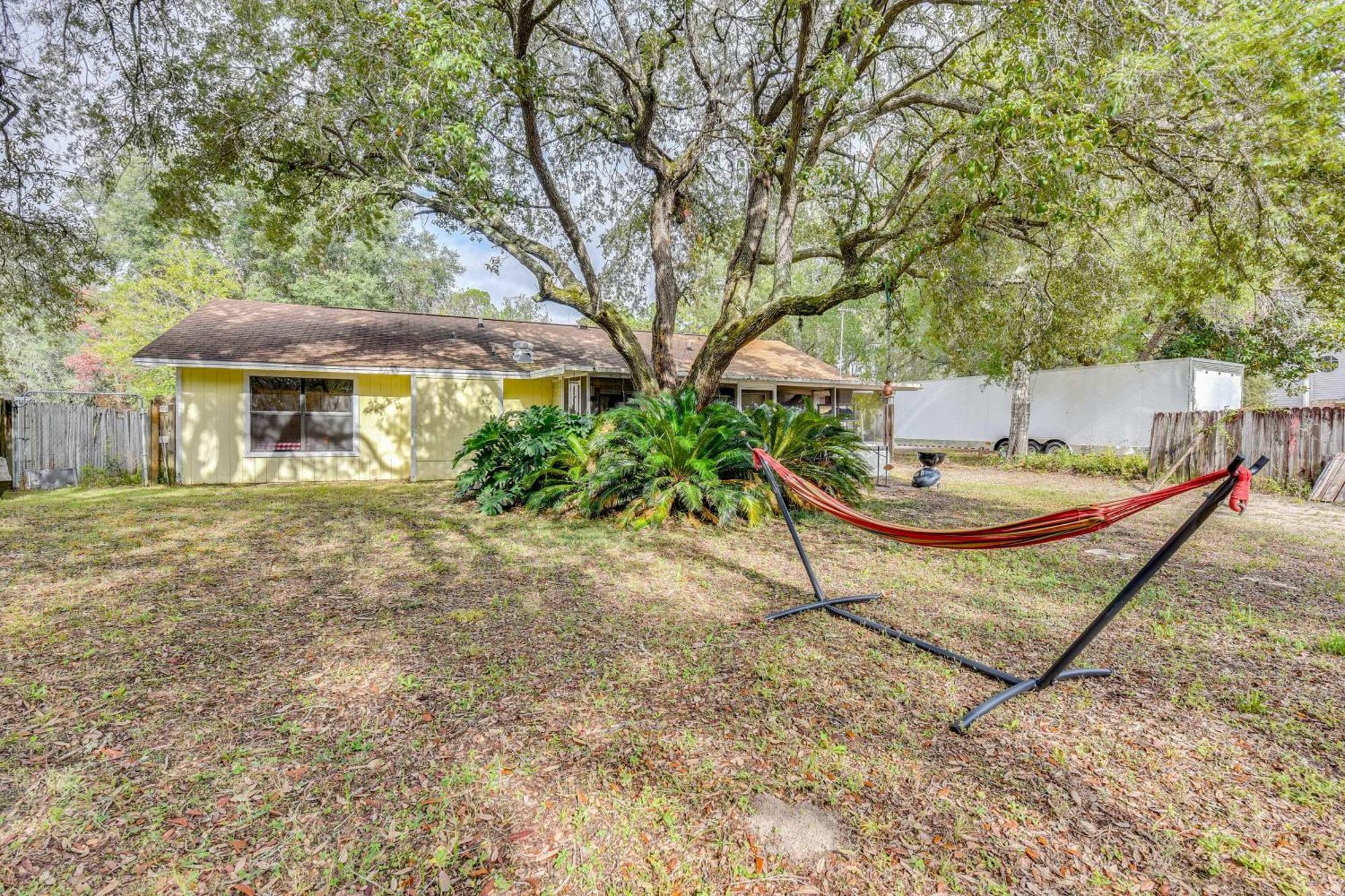 Pet-friendly Freeport - 2 Mi To Beach!