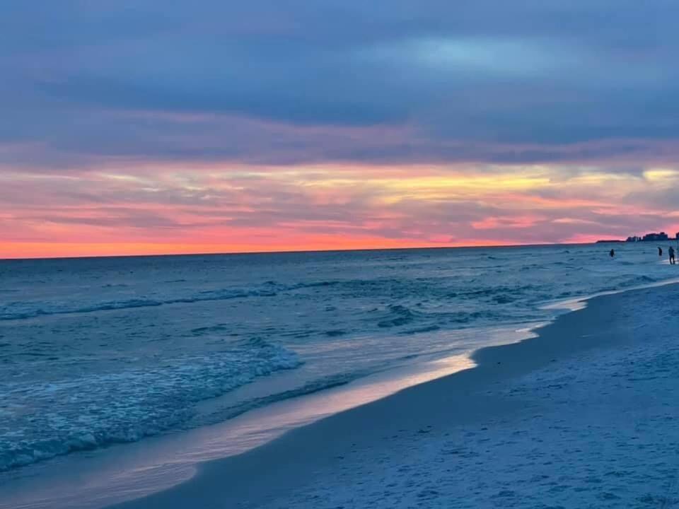 Holiday home 5 Star 11th Fl Stunning Sunrise 2br 2ba King Suite,pools ,shuttle Or Walk To Destin