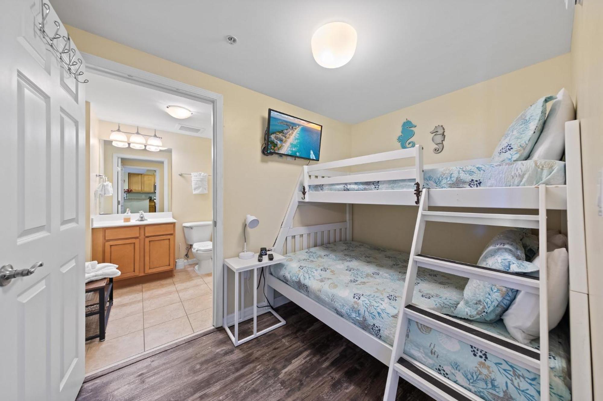 5 Star 11th Fl Stunning Sunrise 2br 2ba King Suite,pools ,shuttle Or Walk To Holiday home *